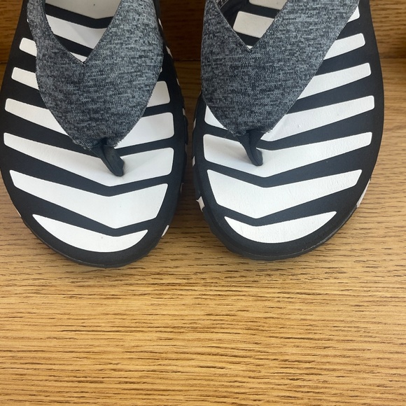 Skechers GoFlex Flexible Flip Flops with Gogamat Technology - Picture 11 of 16